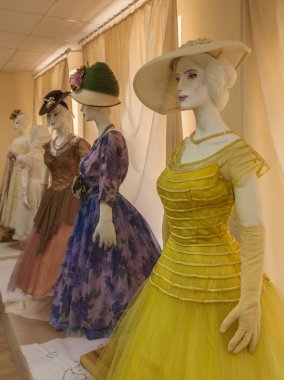 Kiev, Ukrayna - Jun16, 2018: kokteyl elbise tül ve Kiev, Ukrayna moda fuarında 20. yüzyılın ilk tam 50s dekore edilmiştir.