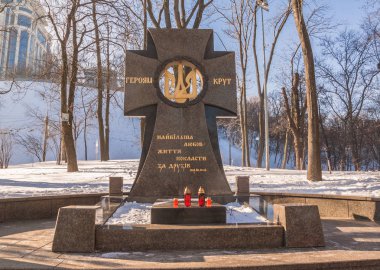 Kiev, Ukrayna - 26 Ocak 2018: Anıt üzerinde 29 Ocak 1918 Kruty Bolşevik Kızıl Ordu tarafından yürütülen Ukraynalılar kahramanca feat. Kyiv, Ukrayna.