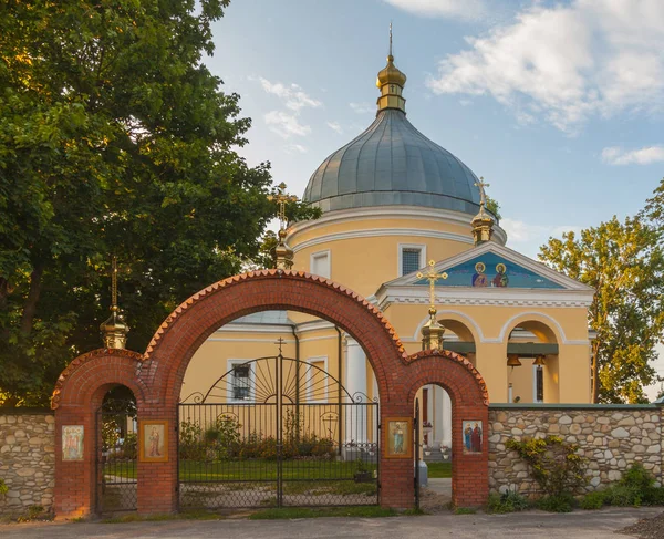乌克兰沃林斯克地区的 Svitiaz 2018年8月17日 乌克兰斯维蒂亚兹村乌克兰东正教弗拉基米 沃林教区的 Peter Paul 修道院 — 图库照片