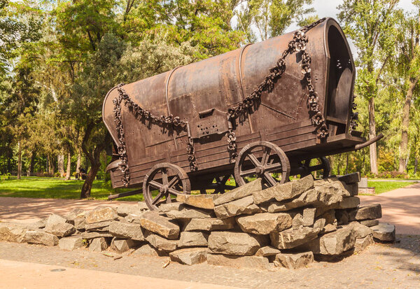 КИЕВ, УКРАИНА - 13 АУГ, 2018: Цыганский вардо в память о цыганах, убитых в мемориальном комплексе Бабьего Яра Холокоста в Киеве в 1941 году, Киев, Украина
.