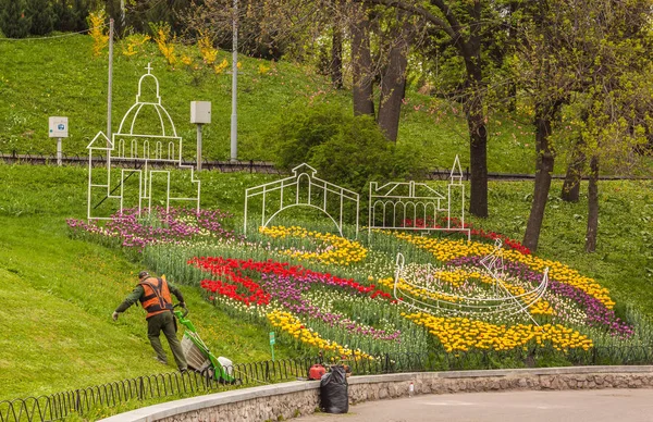 乌克兰基辅 4月24日 2018年4月27日至5月27日在基辅的 Spevoche 上在乌克兰基辅举办鲜花展览 郁金香节 环游世界 — 图库照片