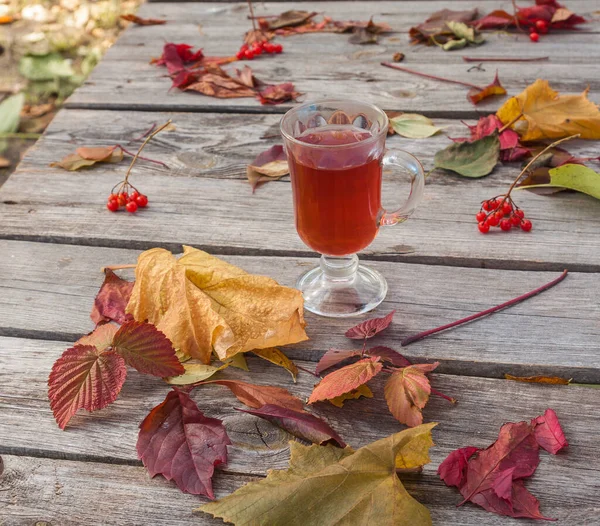 Blätter Auf Dem Tisch Und Das Glas Mit Glühwein Herbsttag — Stockfoto