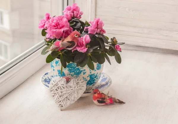 Roze Azalea Met Decor Paar Vogels Een Vintage Pot Een — Stockfoto