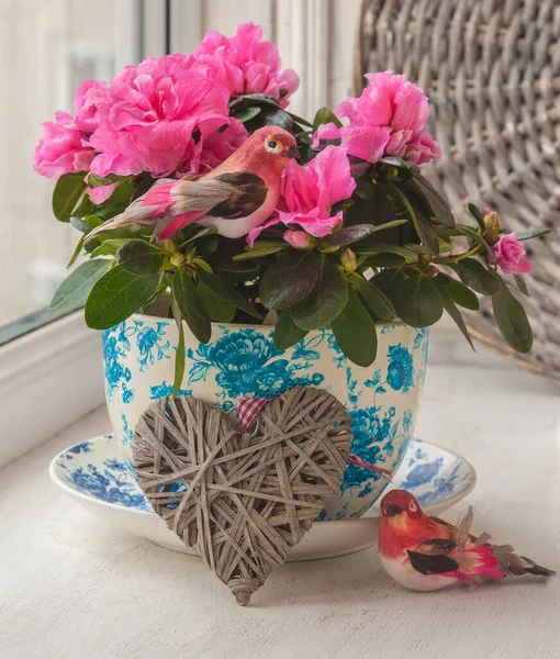 Raamdecoratie Met Roze Azalea Vogels Harten Voor Vakantie Valentijnsdag — Stockfoto
