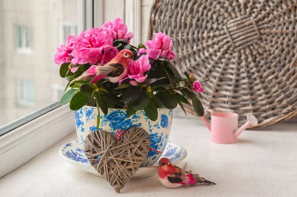 Roze Azalea Met Decor Paar Vogels Een Vintage Pot Een — Stockfoto