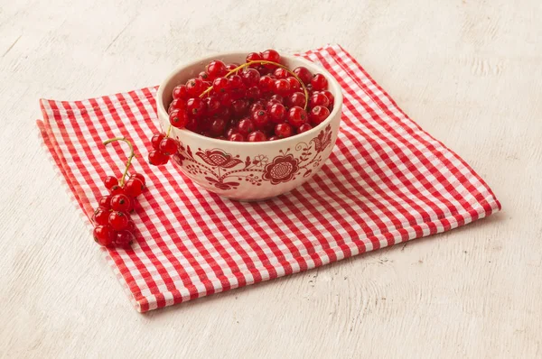 红醋栗在折叠的餐巾上的碗里 — 图库照片
