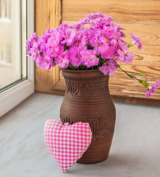 Bukett Med Lila Blåklint Centaurea Dealbata Willd Och Hjärta Fönstret — Stockfoto