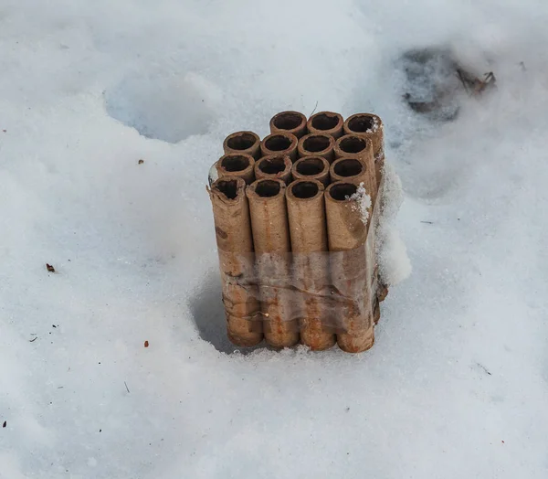 庆祝新年后在雪地中使用的烟火包装 — 图库照片