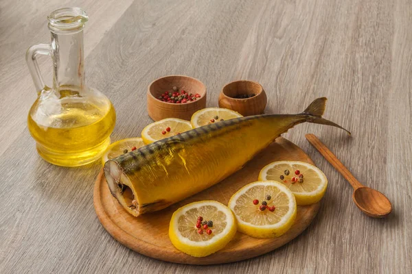Makreel Gerookt Citroen Een Snijplank Keukentafel — Stockfoto