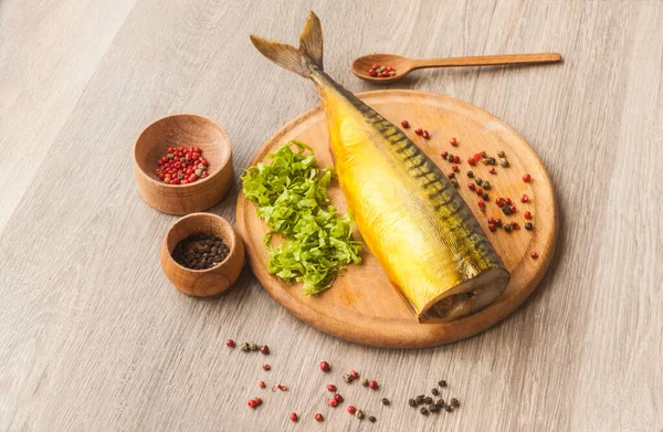 Mackerel Cutting Board Next Green Lettuce Pepper — Stock Photo, Image