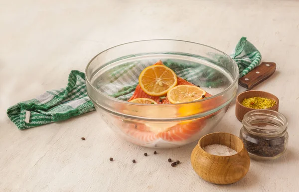 Rotfilet Mit Zitronenscheiben Und Gewürzen Einer Glasschüssel Auf Dem Küchentisch — Stockfoto