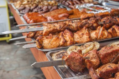 Sosis, sebze ızgara, tatilde sokak yemeği satmak.