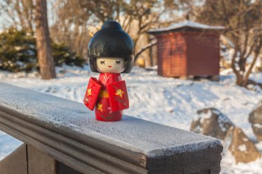 Japon geleneği olan kara hayran olma kavramı (Yukimi). Çay evi ve fenerin arka planında Kokeshi Japon bebeği (seri üretim ürünleri).