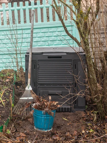 Sonbahar Bahçesinde Siyah Plastik Komposter — Stok fotoğraf