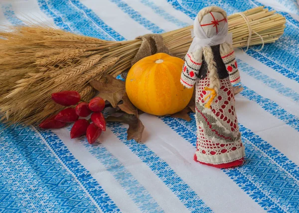 Folk Motanka Bebeği Bir Demet Tahıl Biber Kabak Işlemeli Masa — Stok fotoğraf