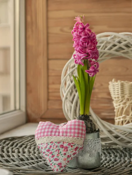 Roze Hyacint Ijzeren Beker Bij Decoratieve Hartjes Het Raam — Stockfoto