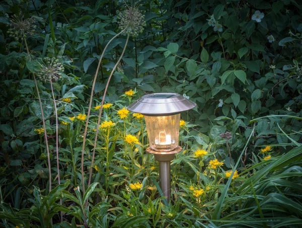 夜晚花园太阳能电池板上的灯笼 — 图库照片