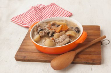 Tavşan krema sosunda patates, havuç ve kuru erikle pişirildi.