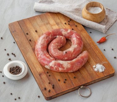 Kesme tahtasında biberli çiğ sosis ve sarımsak. Ukrayna halk mutfağı