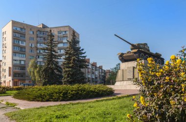 UKRAINE, BELAYA TSERKOV - 18 Nisan 2016: 2. Dünya Savaşı 'nda ölenlerin anıtı. T-34 tankı, Belaya Çerkov