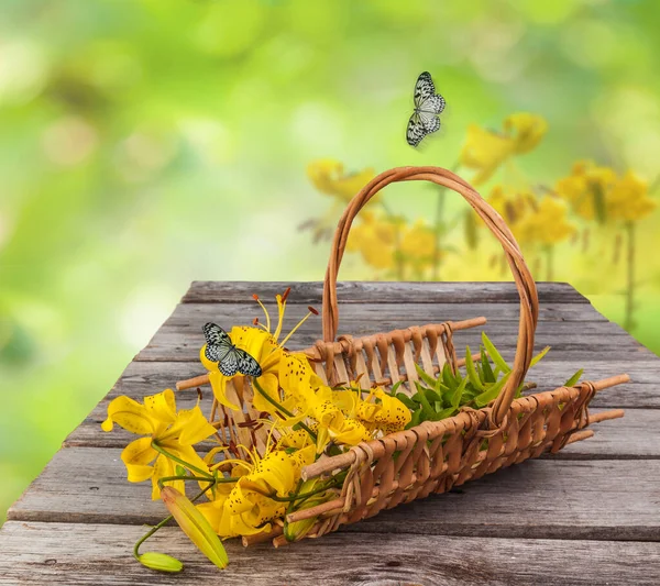 Bouquet Von Gelben Lilien Citronella Einem Korb Alten Holztisch Auf — Stockfoto