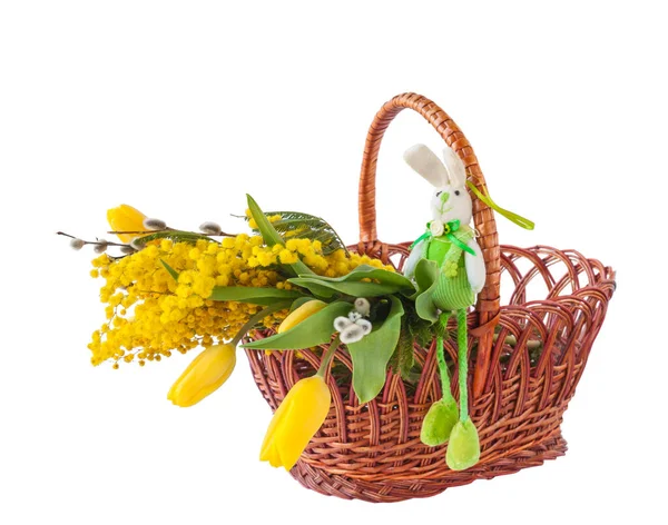 Mimosa Tulipany Koszyku Obok Wesołego Królika Wielkanocnego Masowo Produkowane Produkty — Zdjęcie stockowe