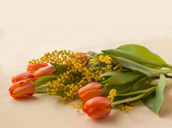 Mimosa Und Rote Tulpen Auf Gelbem Hintergrund — Stockfoto