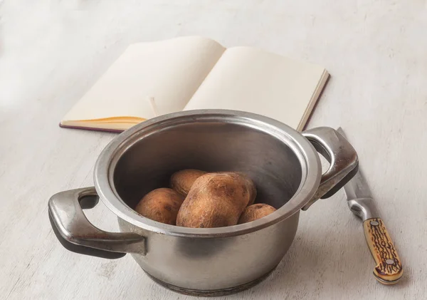 Patate Bollite Una Casseruola Uno Sfondo Ardesia Pulita Scrivere Libro — Foto Stock