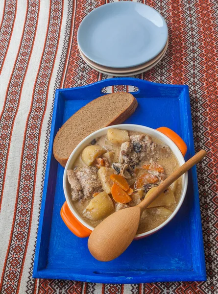 Panela Laranja Com Coelho Cozido Com Verduras Contexto Chapas Uma — Fotografia de Stock