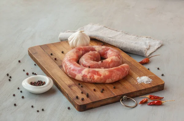 Anillo Salchicha Cruda Una Tabla Cortar Con Pimienta Ajo Cocina —  Fotos de Stock