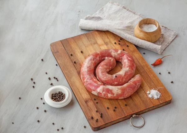 Anillo Salchicha Cruda Una Tabla Cortar Con Pimienta Ajo Cocina —  Fotos de Stock