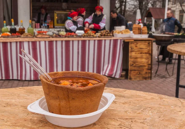 Une Assiette Pain Soupe Sur Fond Vitrines Avec Repas Pendant — Photo