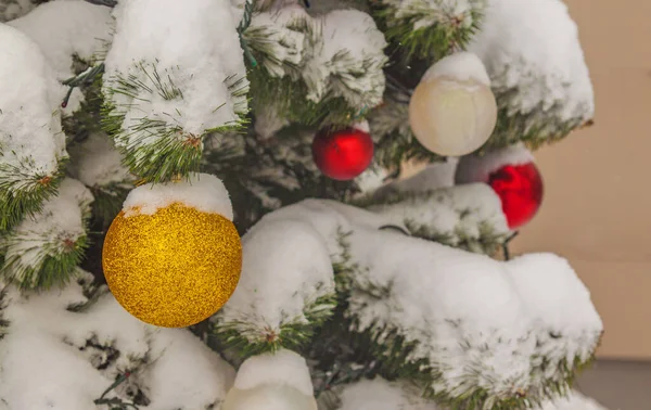 Verschneiter Künstlicher Weihnachtsbaum Mit Kugeln Auf Der Straße — Stockfoto