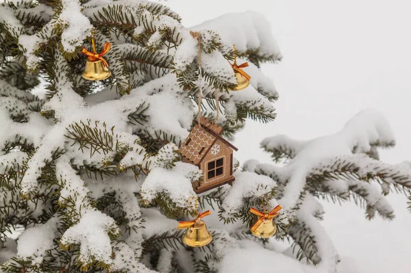 Casa Juguetes Campanas Árbol Navidad Cubierto Nieve Fondo Año Nuevo —  Fotos de Stock