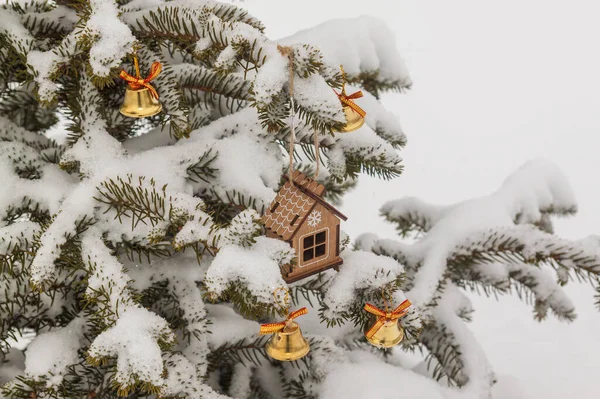 Maison Jouets Cloches Sur Sapin Noël Enneigé Fond Nouvel Pour — Photo