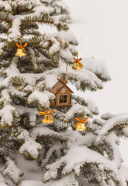 Casa Juguetes Campanas Árbol Navidad Cubierto Nieve Fondo Año Nuevo —  Fotos de Stock