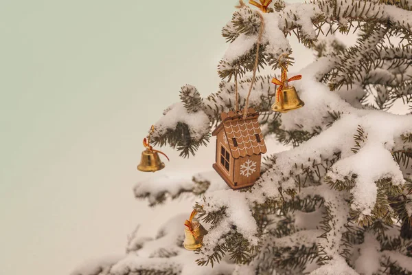 Casa Juguetes Campanas Árbol Navidad Cubierto Nieve Fondo Año Nuevo — Foto de Stock