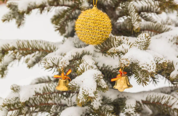 Bola Natal Sinos Uma Árvore Coberta Neve Quintal Produção Massa — Fotografia de Stock