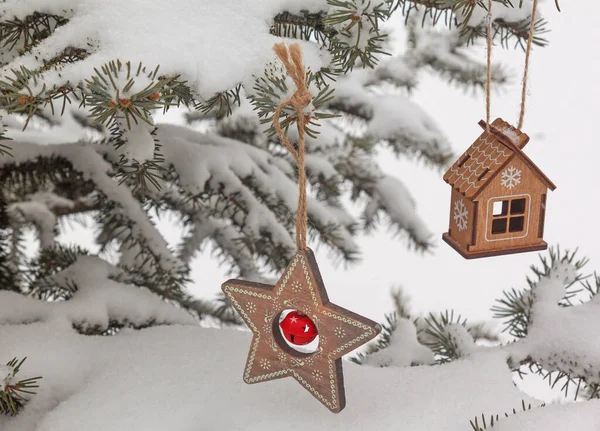 Met Sneeuw Bedekte Sparren Met Een Retro Kerstspeelgoed Massaproductie — Stockfoto