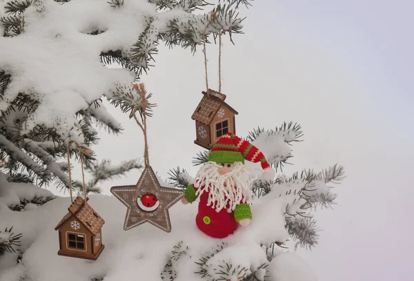 雪覆盖云杉与复古圣诞玩具 大规模生产 — 图库照片