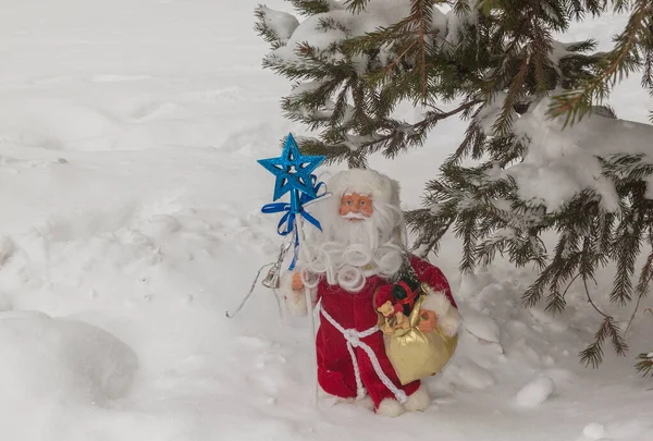 Spielzeug Väterchen Frost Unter Dem Schneebedeckten Baum Massenware — Stockfoto