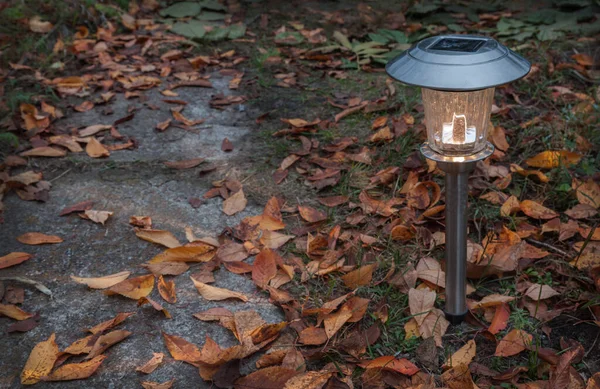 Gartenlampe Solarbetrieben Der Nähe Eines Gleises Herbst — Stockfoto