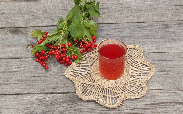 Vaso Bebida Ramo Bayas Viburnum Sobre Fondo Madera — Foto de Stock