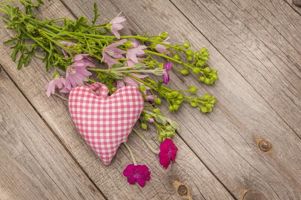 Sommer Stillleben Mit Einem Bukett Aus Rosa Malve Und Herz — Stockfoto