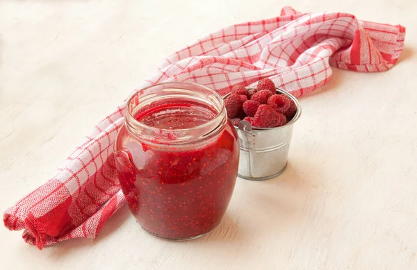 Jar Dengan Selai Raspberry Dan Seember Raspberry Konsep — Stok Foto