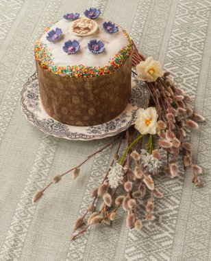 Geleneksel kremalı ve söğüt dallı Kulich. Palmiye Pazarı.