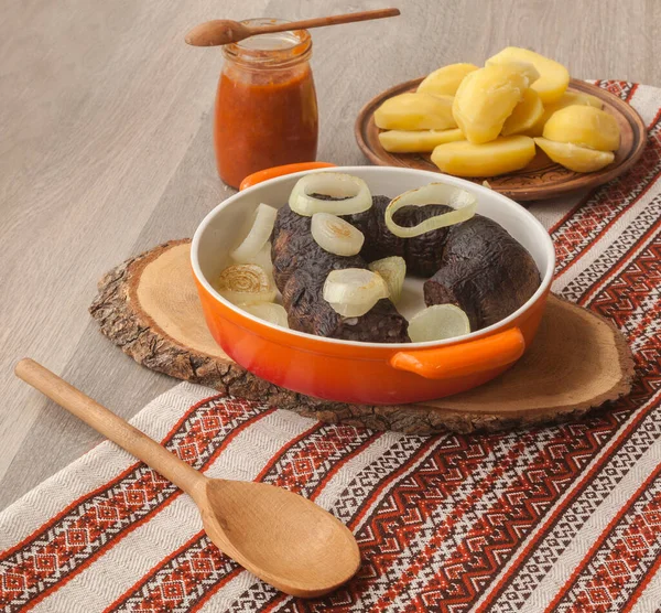 Ringpudding Worstjes Met Aardappelen Uien Een Pot Met Adjika Een — Stockfoto