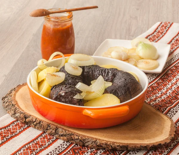 Anillo Embutidos Con Patatas Cebollas Frasco Con Adjika Una Cacerola —  Fotos de Stock