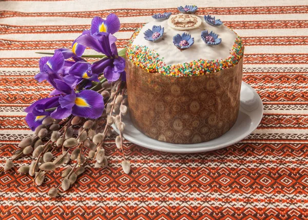 チョコレートアイシング 柳の小枝と虹彩と伝統的な文化 パーム サンデー イースターケーキのパッケージにイースターの叫びの最初の文字 父キリスト 大量生産 — ストック写真