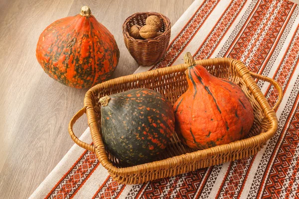 Tres Variedades Calabaza Hokkaido Una Canasta Con Nueces Sobre Fondo — Foto de Stock